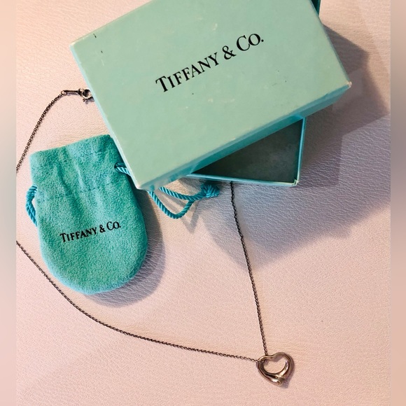 Elsa Perretti Tiffany and Co iconic heart shape sterling necklace. - Picture 3 of 5